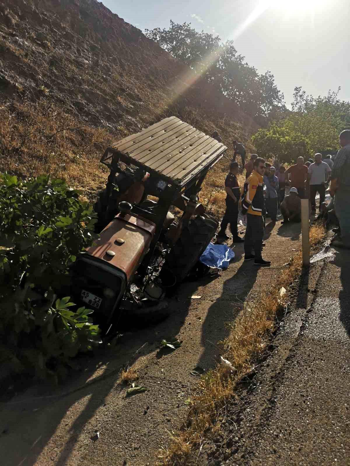 Manisa\'da Tır ve Traktör Çarpışması Sonucu 1 Kişi Hayatını Kaybetti