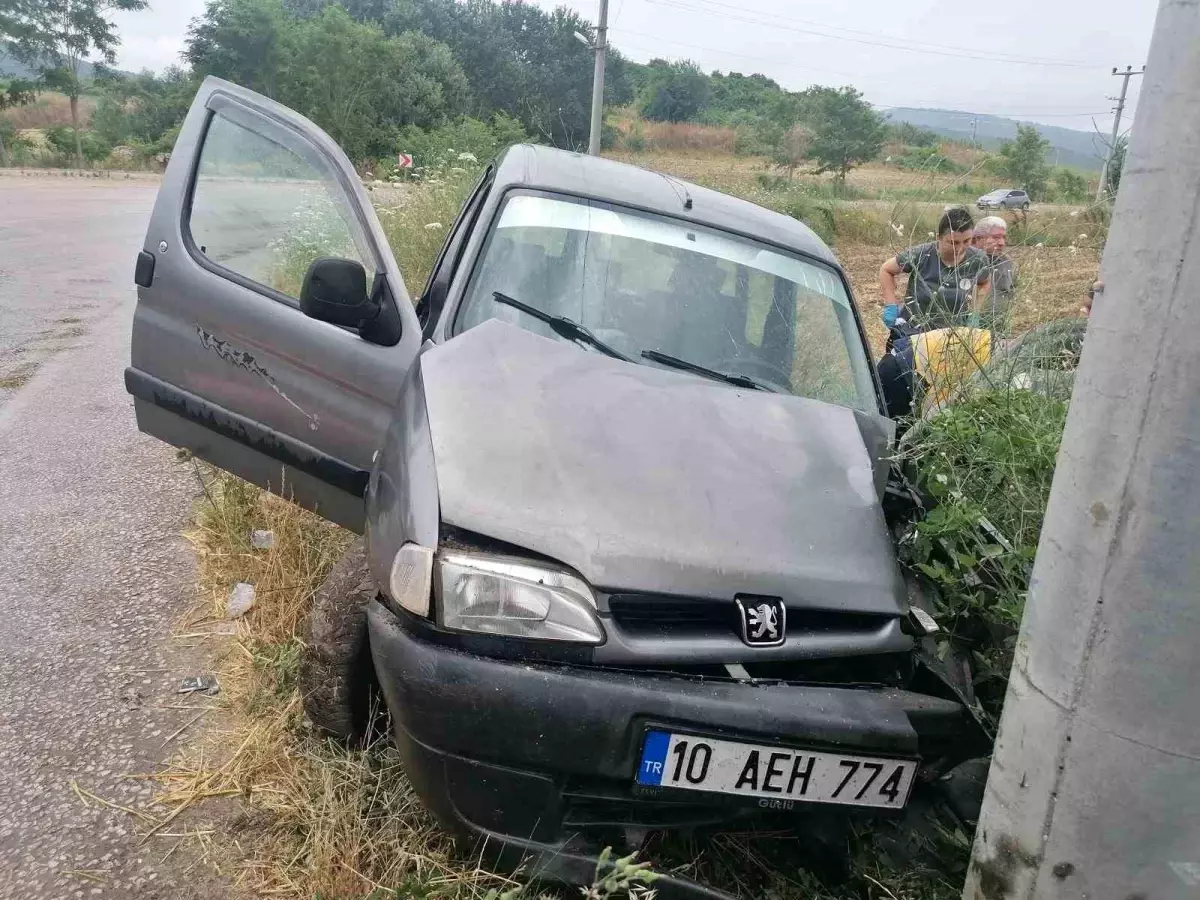 Manyas\'ta Kaygan Yolda Kaza: Sürücü Elektrik Direğine Çarptı