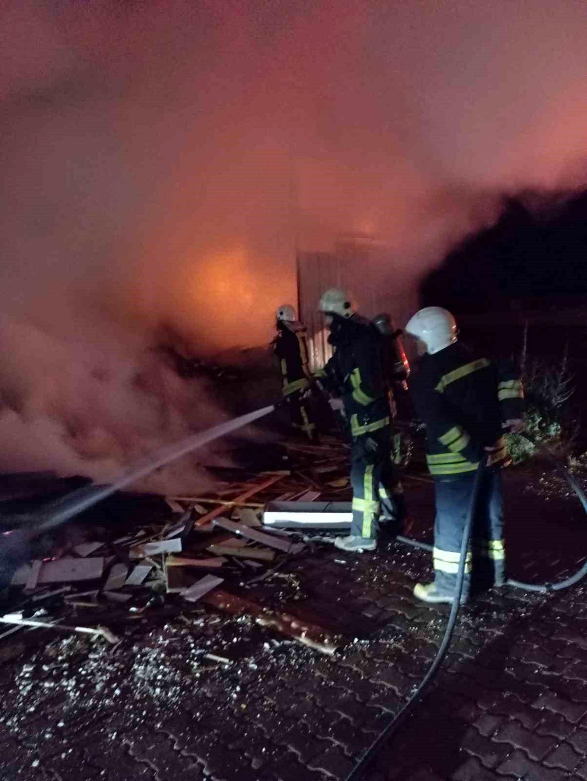 Afyonkarahisar\'da Sanayi Sitesindeki Marangoz Dükkanında Çıkan Yangın Kontrol Altına Alındı