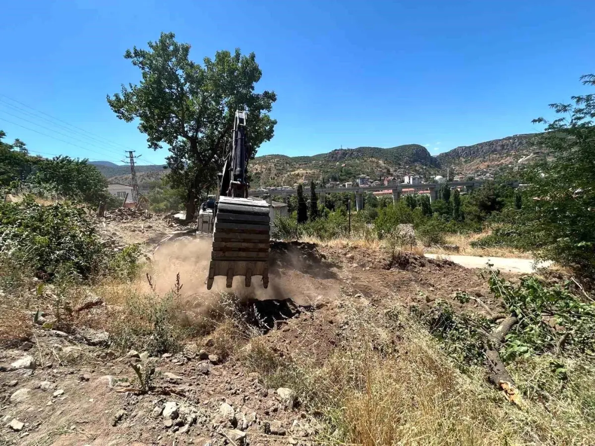 Bilecik Belediye Başkanı Melek Mızrak, Subaşı Mahallesi\'nde Metruk Binaları Yıktı