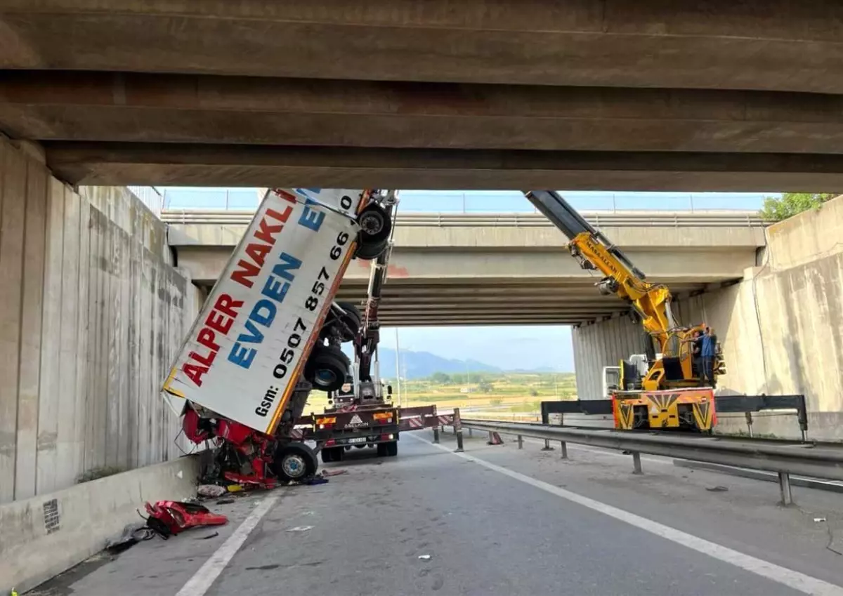 Osmaniye\'de Kamyon Köprünün Altına Düştü, Şoför Hayatını Kaybetti