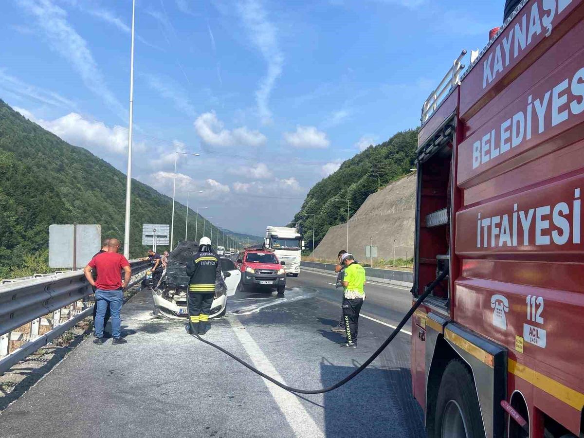 Düzce\'de Otomobilde Çıkan Yangın İtfaiye Tarafından Söndürüldü