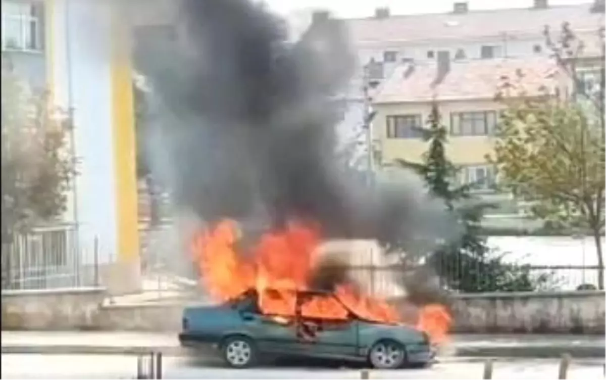 Eskişehir'de Park Halindeki Otomobilde Yangın Çıktı