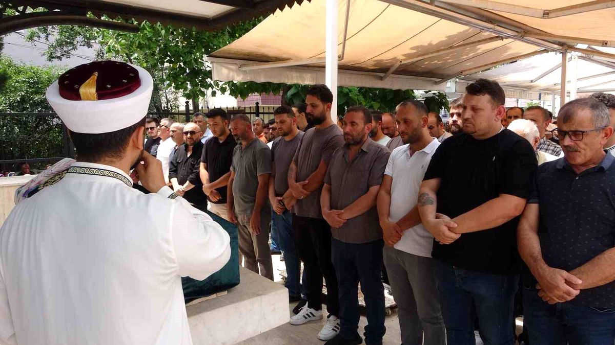 Pendik\'te Boşanma Aşamasındaki Kadın Sokak Ortasında Silahla Vurularak Öldürüldü