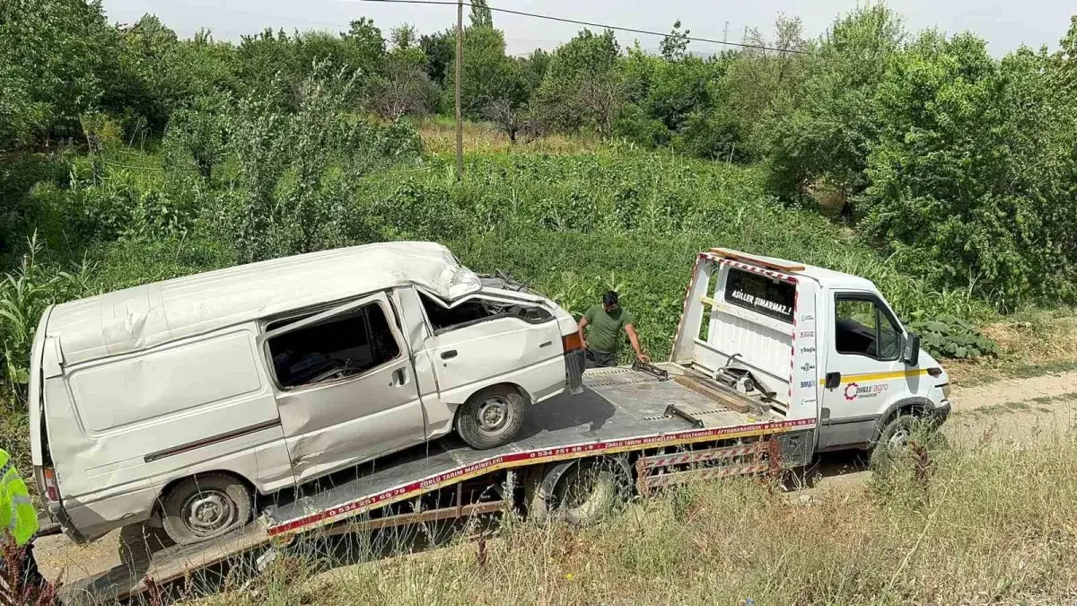 Afyonkarahisar\'da Minibüs Kazası: 5 Yaralı