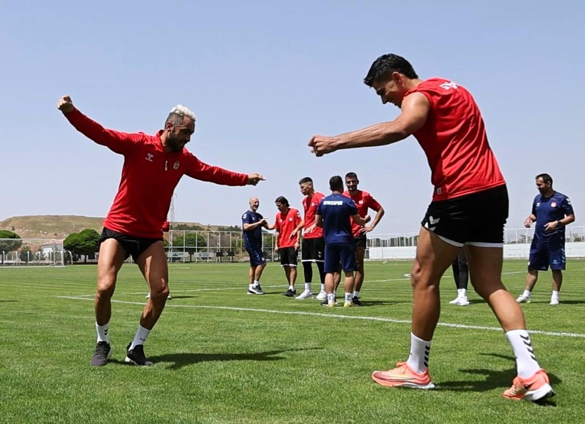 Sivassporlu Futbolcular Antrenman Sonrası \'Erik Dalı\' Oynadı