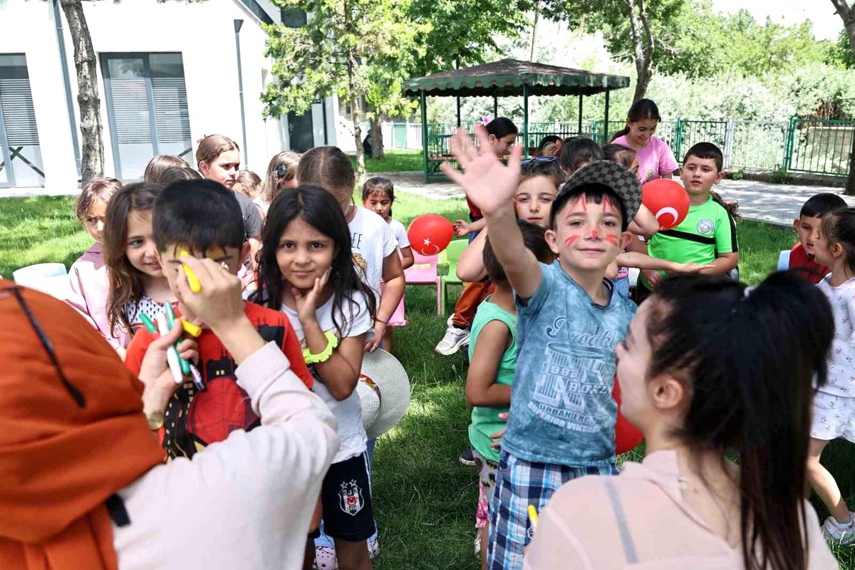Talas Belediyesi\'nin Gezici Kütüphane Okuma Şenliği Devam Ediyor