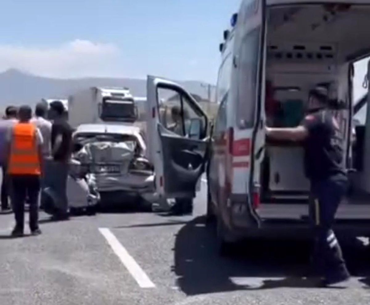 Van\'ın Erciş ilçesinde kamyonet ile otomobil çarpıştı: 1 yaralı