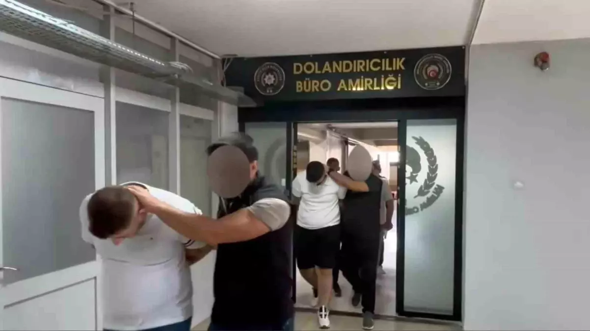 İzmir\'de Dolandırıcılık Operasyonu: 4 Şüpheli Yakalandı