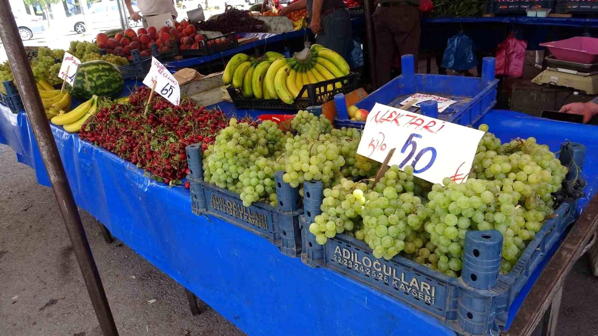 Kayseri Semt Pazarlarında Meyve ve Sebze Fiyatları Düştü