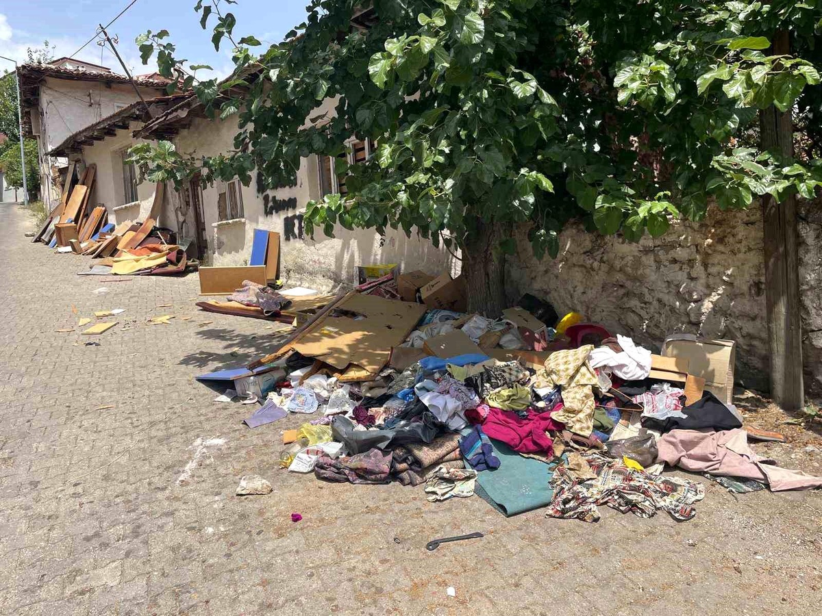 Bilecik\'te Evde Çok Miktarda Kağıt ve Çöp Biriktirildiği Tespit Edildi