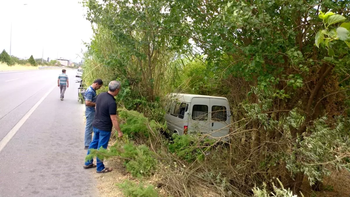 Aydın Buharkent\'te Ticari Araç Yoldan Çıktı: 2 Yaralı