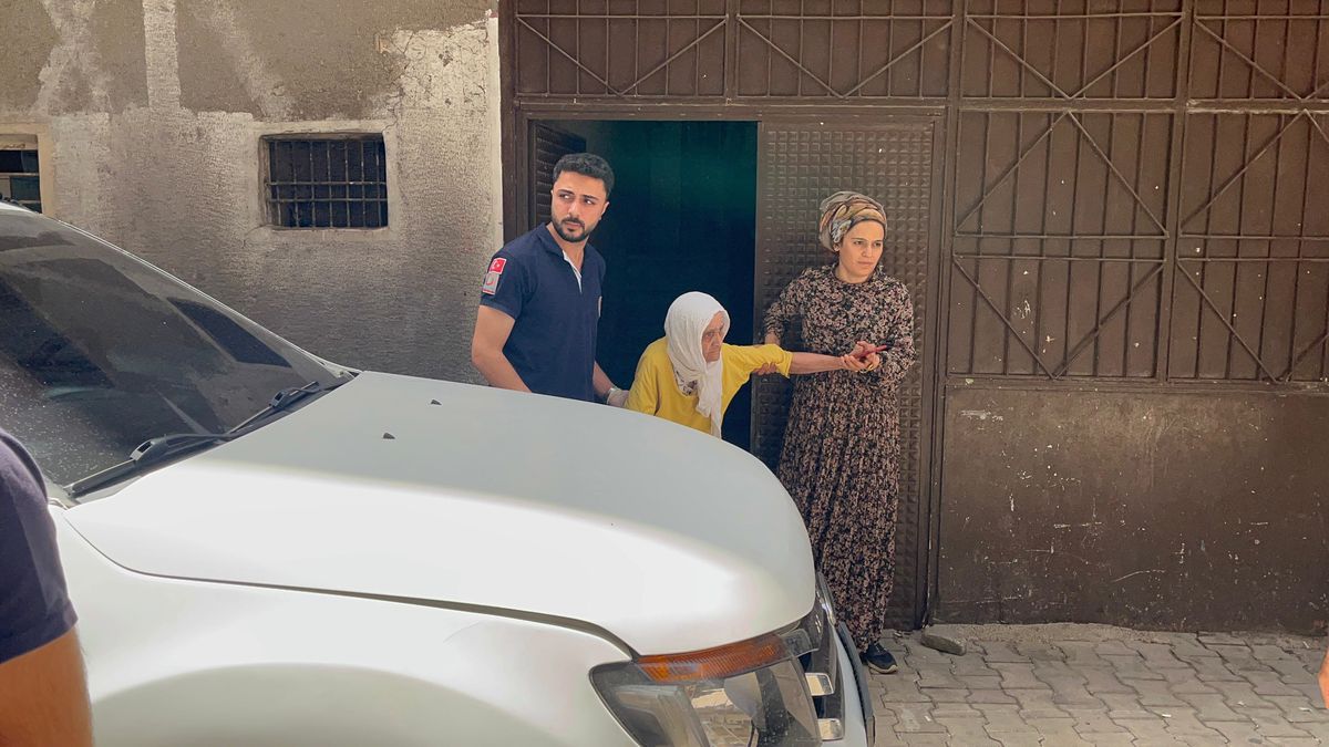 Diyarbakır\'da yalnız yaşayan yaşlı kadın yataktan düştü, kurtarılmayı reddetti