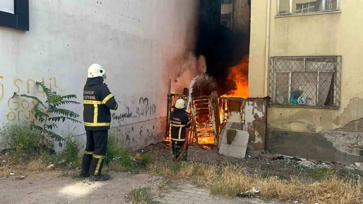 Aksaray\'da İki Bina Arasında Çıkan Yangın Kontrol Altına Alındı