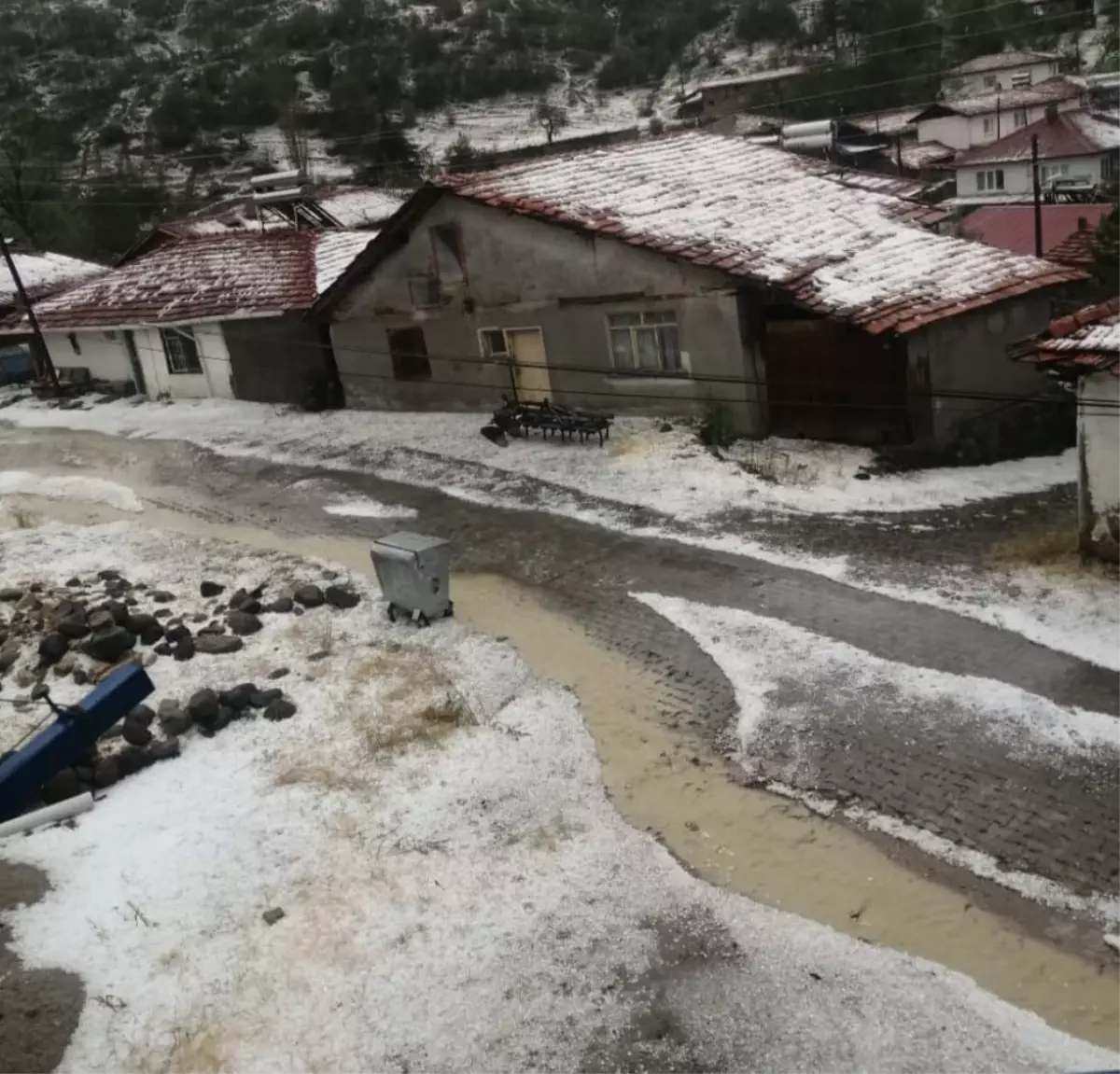 Amasya\'da Yağmur ve Dolu Ev ve Mahsullere Zarar Verdi