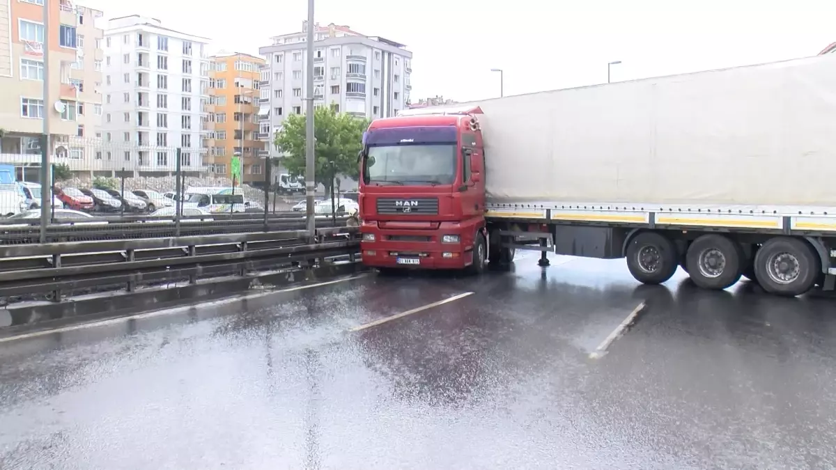 Avcılar\'da TIR Kazası: Yol Trafiğe Kapandı