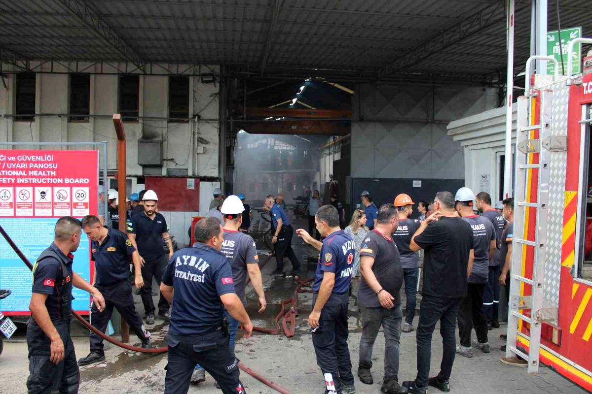 Aydın\'daki Fabrikada Çıkan Yangın Sonucu 9 Kişi Dumandan Etkilendi