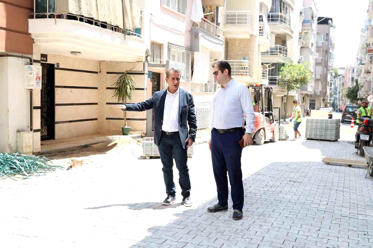 Efeler Belediye Başkanı Anıl Yetişkin, Meşrutiyet Mahallesi\'nde parke taşı döşeme çalışmalarını inceledi