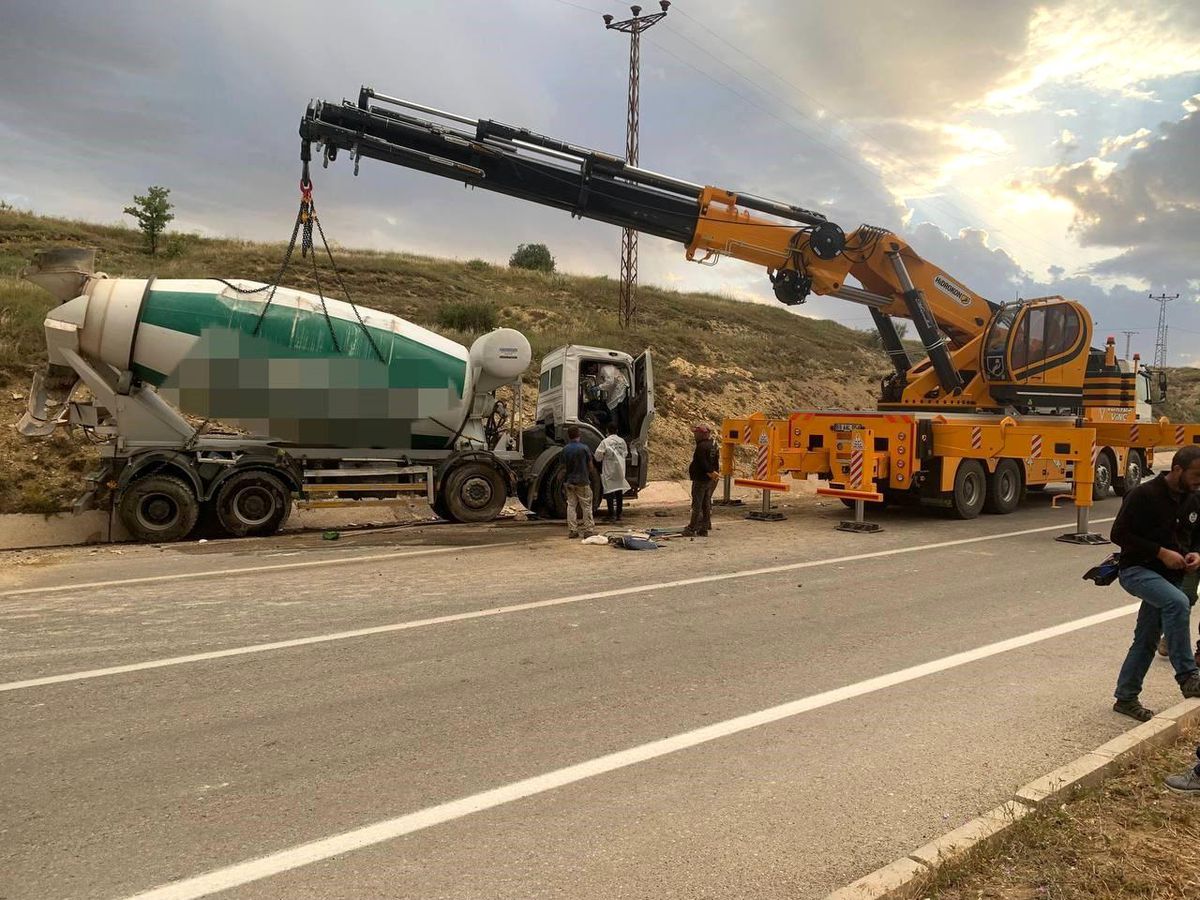 Bayburt\'ta Beton Mikseri Devrildi, Sürücü Hayatını Kaybetti