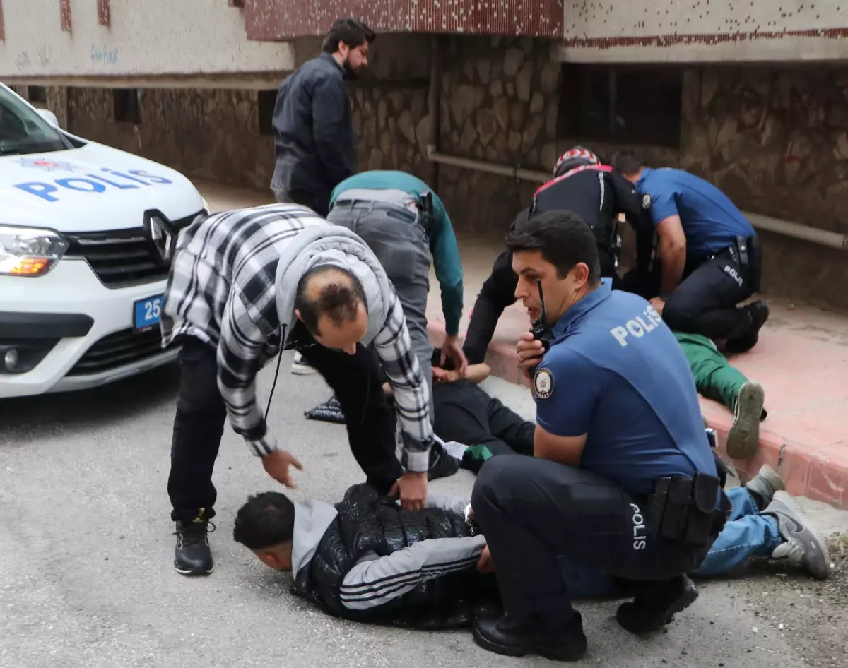 Erzurum\'da kavga: 14 yaşındaki çocuk bıçakla ağır yaralandı