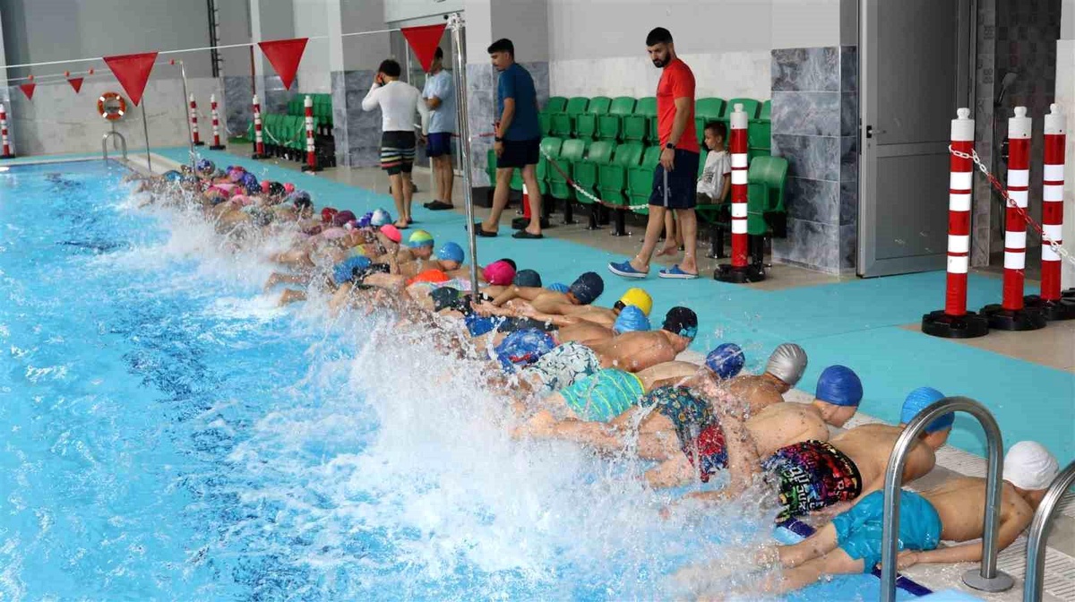 Bozdoğan\'da Yarı Olimpik Yüzme Havuzu Hizmete Açıldı
