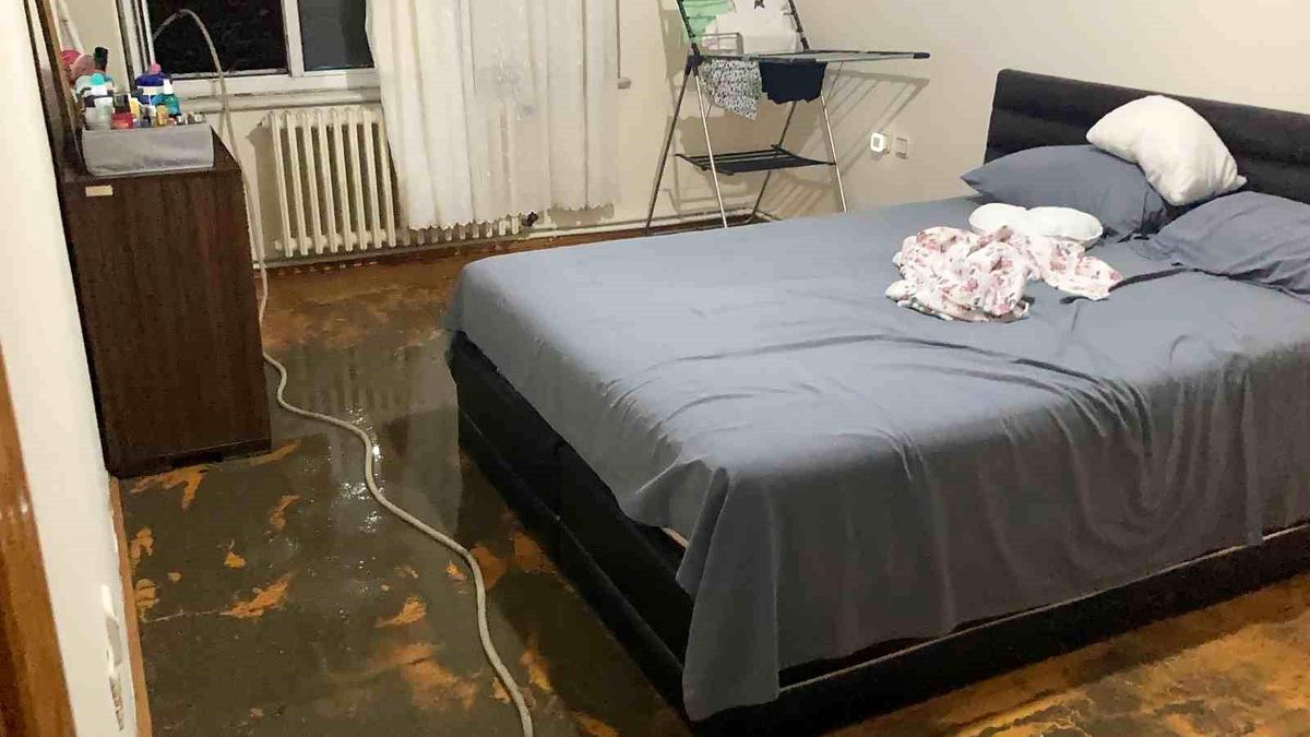Burdur\'da Şiddetli Yağış Sonucu 34 Ev ve İş Yeri Su Baskınına Uğradı