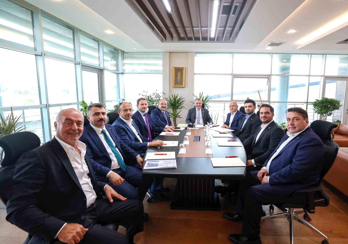 Bursaspor Kulübü, Gençlik ve Spor Bakanı Osman Aşkın Bak\'ı ziyaret etti
