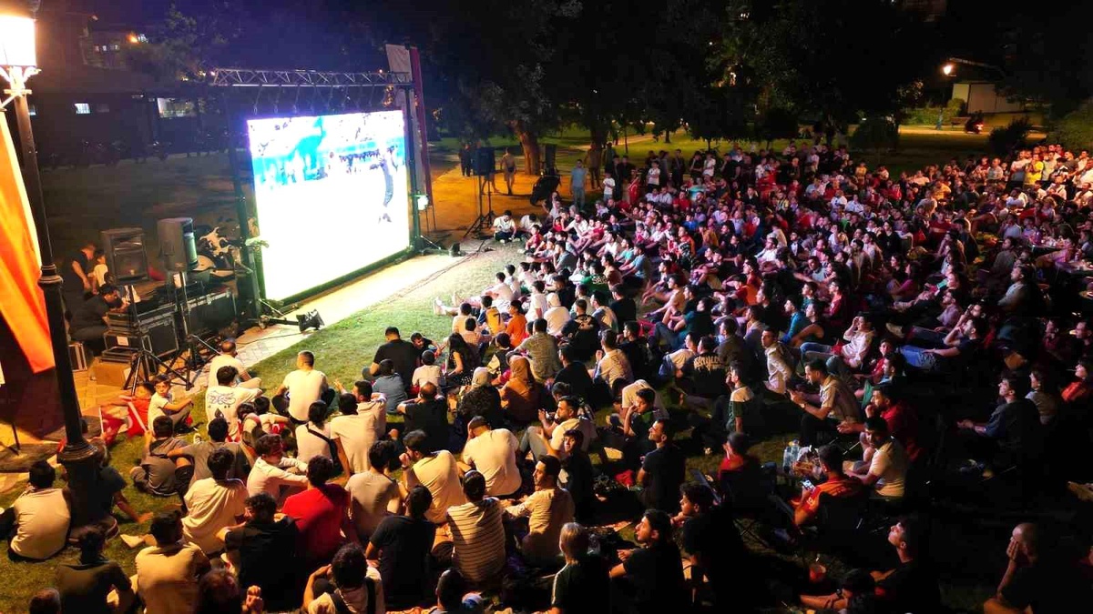 Gaziantep Büyükşehir Belediyesi, Türkiye A Milli Futbol Takımı\'nın Hollanda maçını dev ekranlarda yayınlayacak