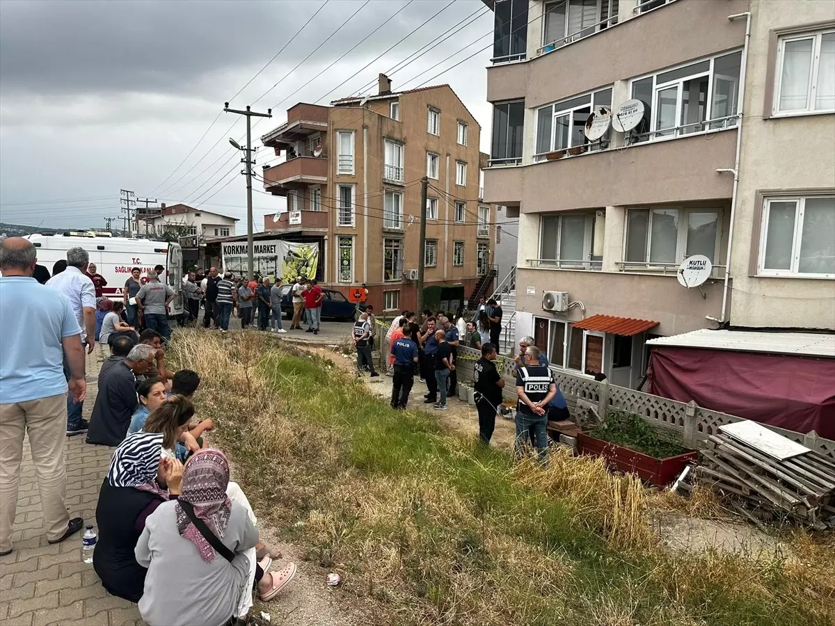 Çanakkale\'de intihar eden kişi ile öldürdüğü karısı ve oğlunun cenazeleri toprağa verildi