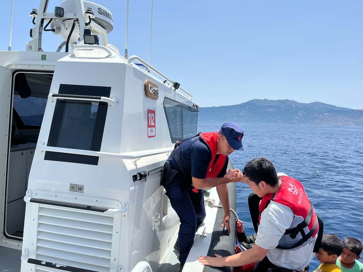 Yunanistan unsurları tarafından geri itilen kaçak göçmenler kurtarıldı