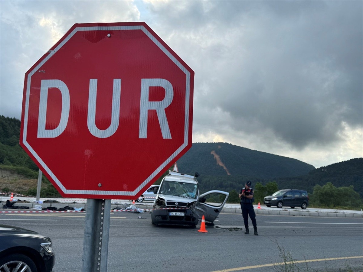 Düzce\'de Otomobil ve Hafif Ticari Araç Çarpışması: 1 Ölü, 2 Yaralı