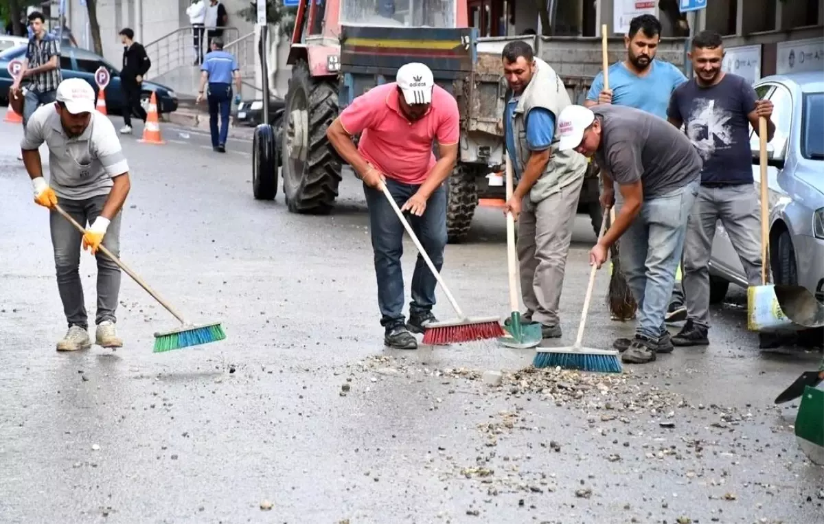 Emet Belediyesi Yağış Sonrası Temizlik Çalışmalarına Başladı