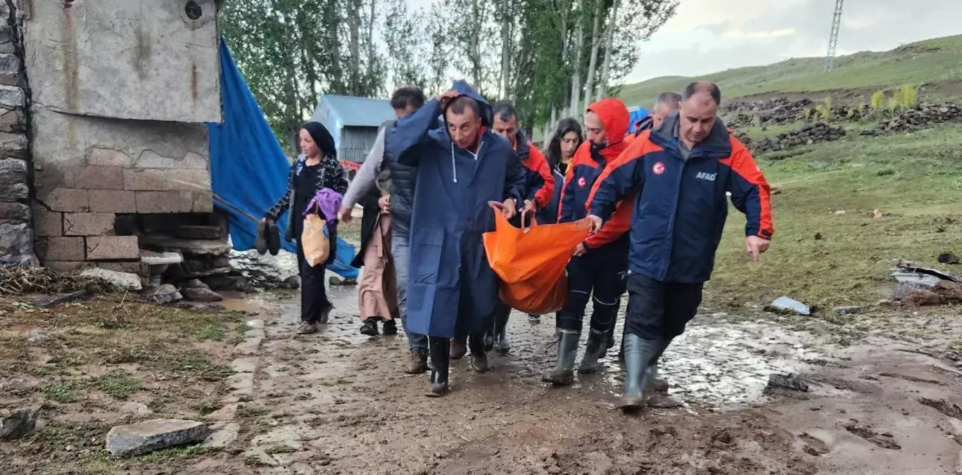 Erzurum\'da Sel ve Dolu: Köprü Yıkıldı, Araçlar Sürüklendi