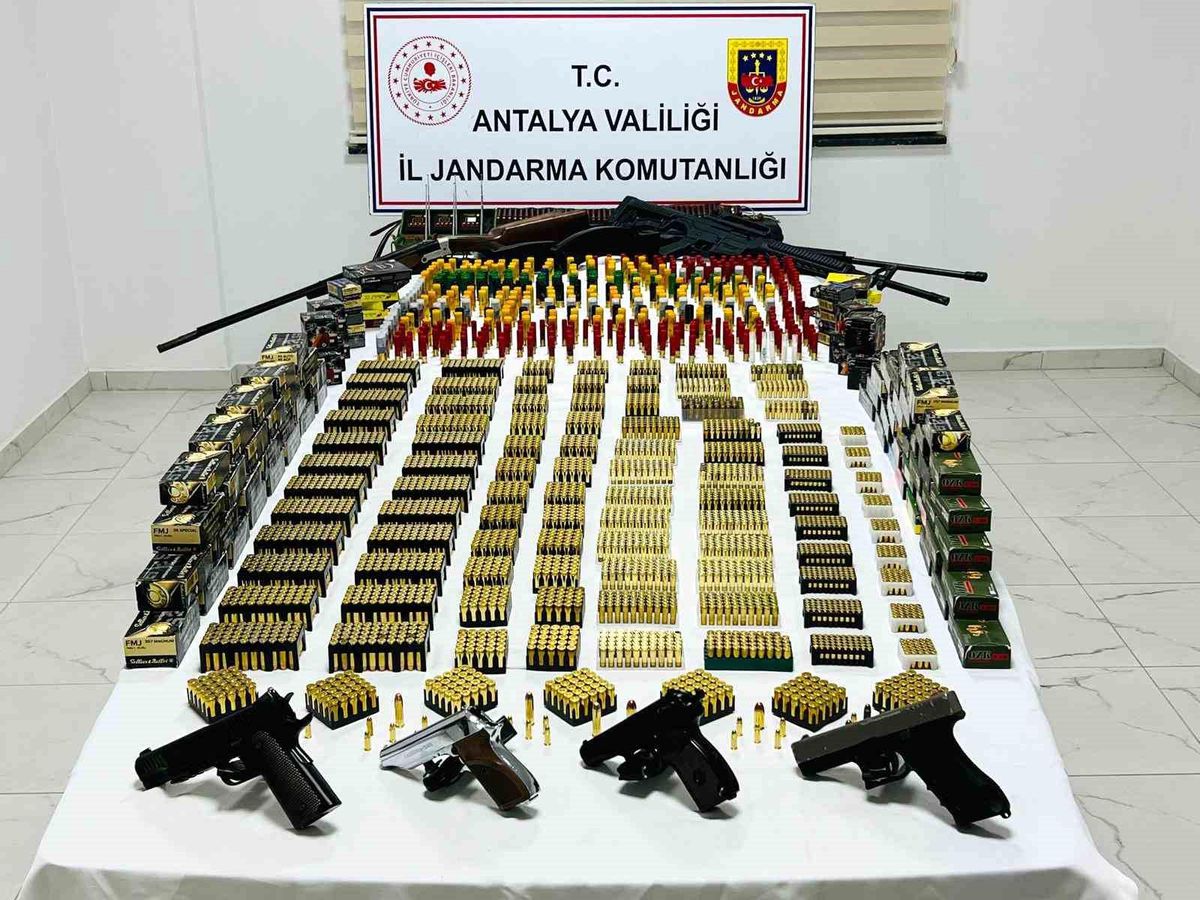 Antalya\'da Kaçak Tabanca ve Uyuşturucu Operasyonu