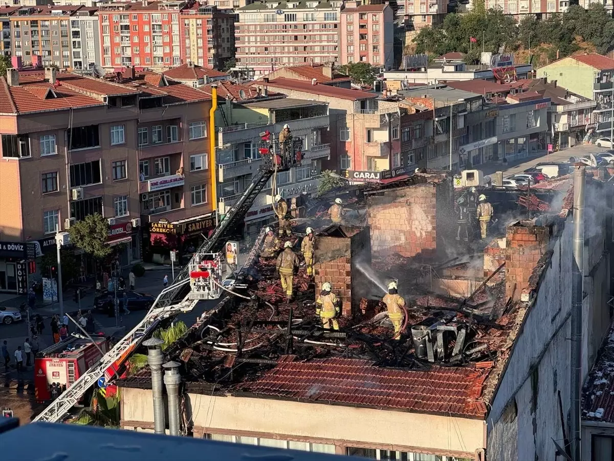 Eyüpsultan\'da 3 Katlı Binanın Çatısında Çıkan Yangın Söndürüldü