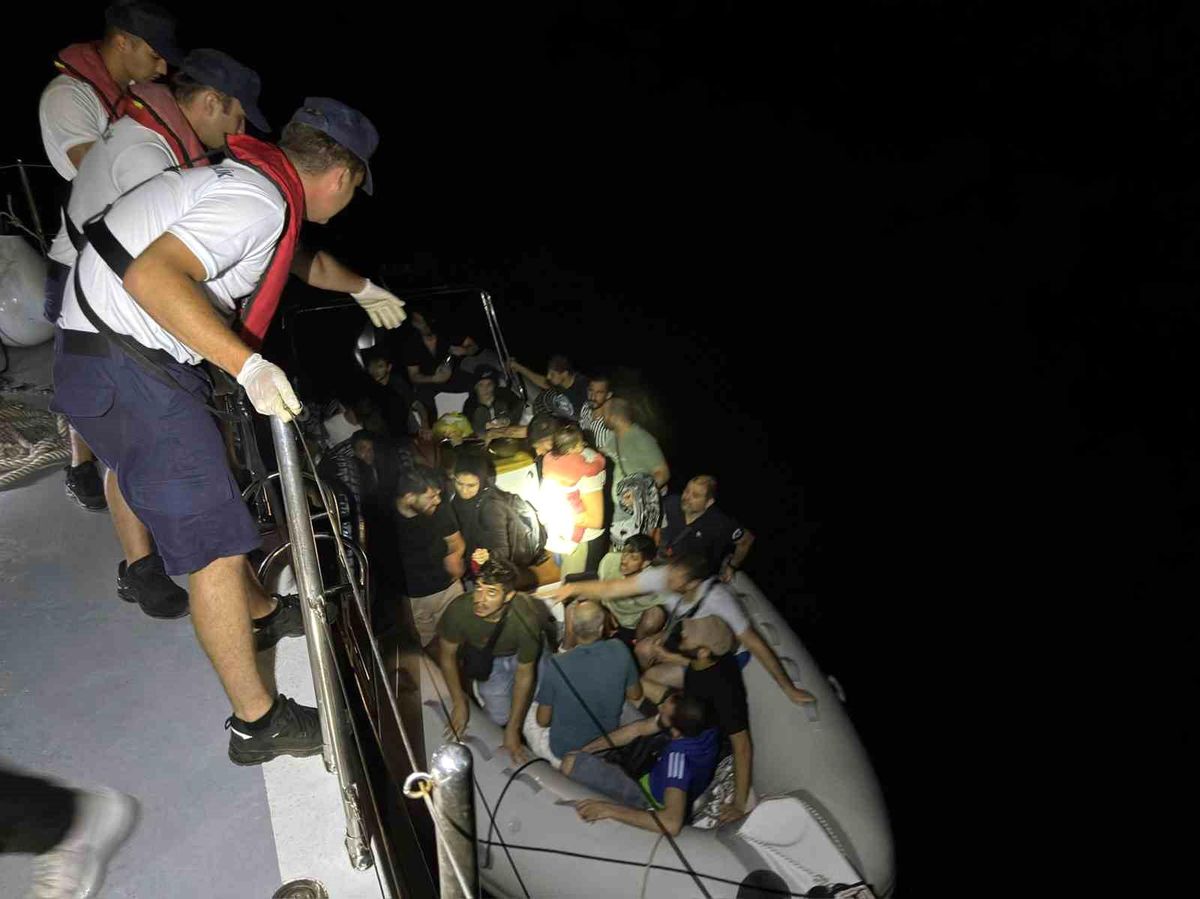 Muğla\'nın Fethiye ilçesinde 24 düzensiz göçmen yakalandı