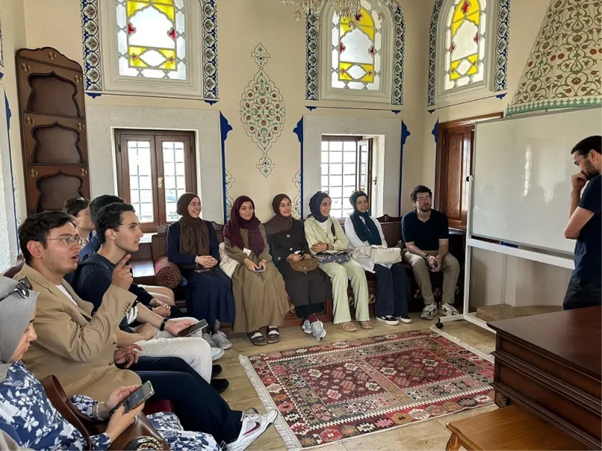 Fransız öğrenciler İstanbul\'da Süleymaniye Camii\'ni ziyaret etti