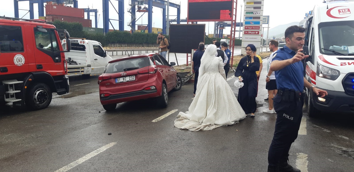 Kocaeli\'de düğün öncesi fotoğraf çekimine giden otomobil kaza yaptı: 5 yaralı