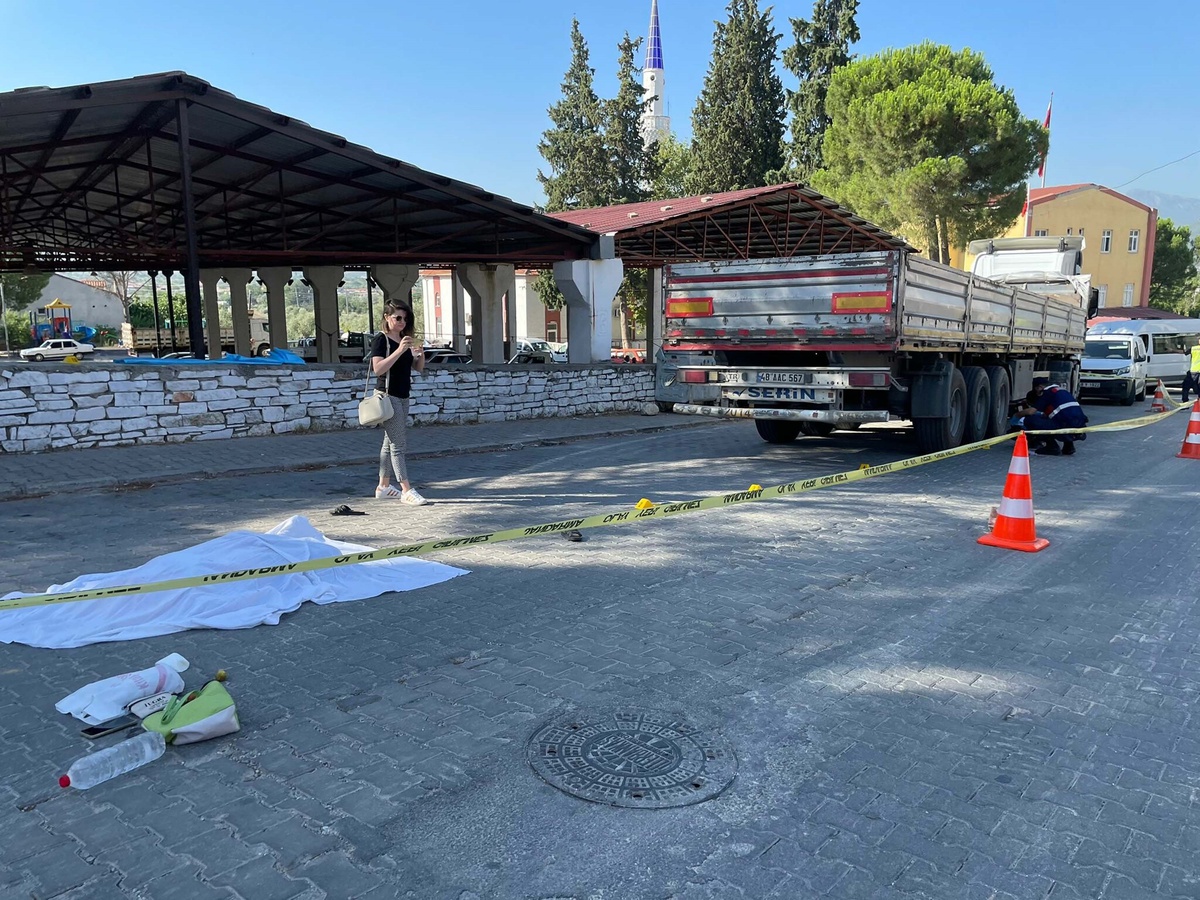 Muğla\'da TIR Kazası: Yaya Kadın Hayatını Kaybetti