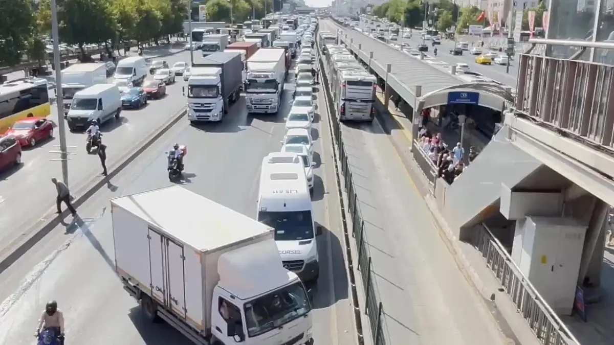 Beylikdüzü\'nde TIR Kazası: Yol Trafiğe Kapandı