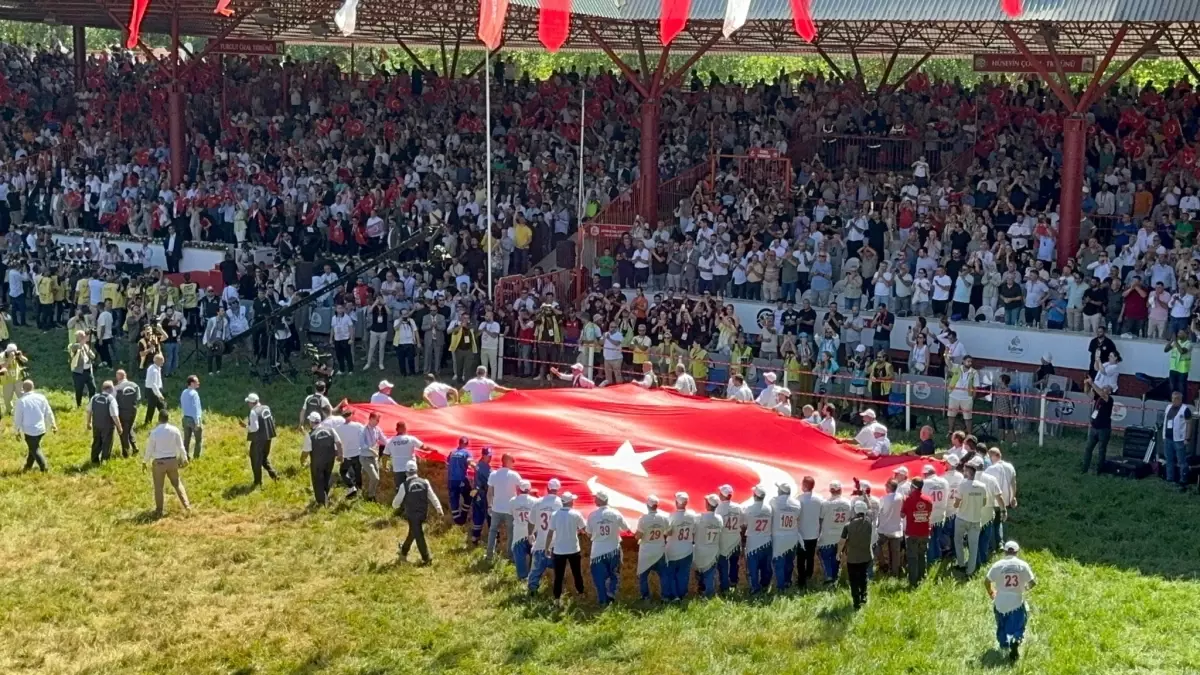 Kırkpınar Yağlı Güreşleri\'nde Türk Bayrağı Selamlama Seremonisi Yapıldı