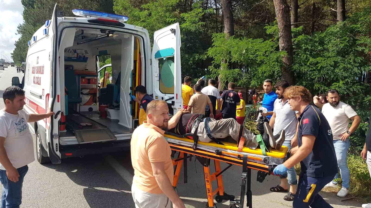 Samsun\'da Otomobil Ağaca Çarptı: 2 Yaralı