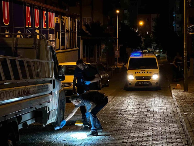 Eski koca sokağı kana buladı! Boşandığı karısına ve sevgilisine kurşun yağdırdı Eski koca sokağı kana buladı! Boşandığı karısına ve sevgilisine kurşun yağdırdı