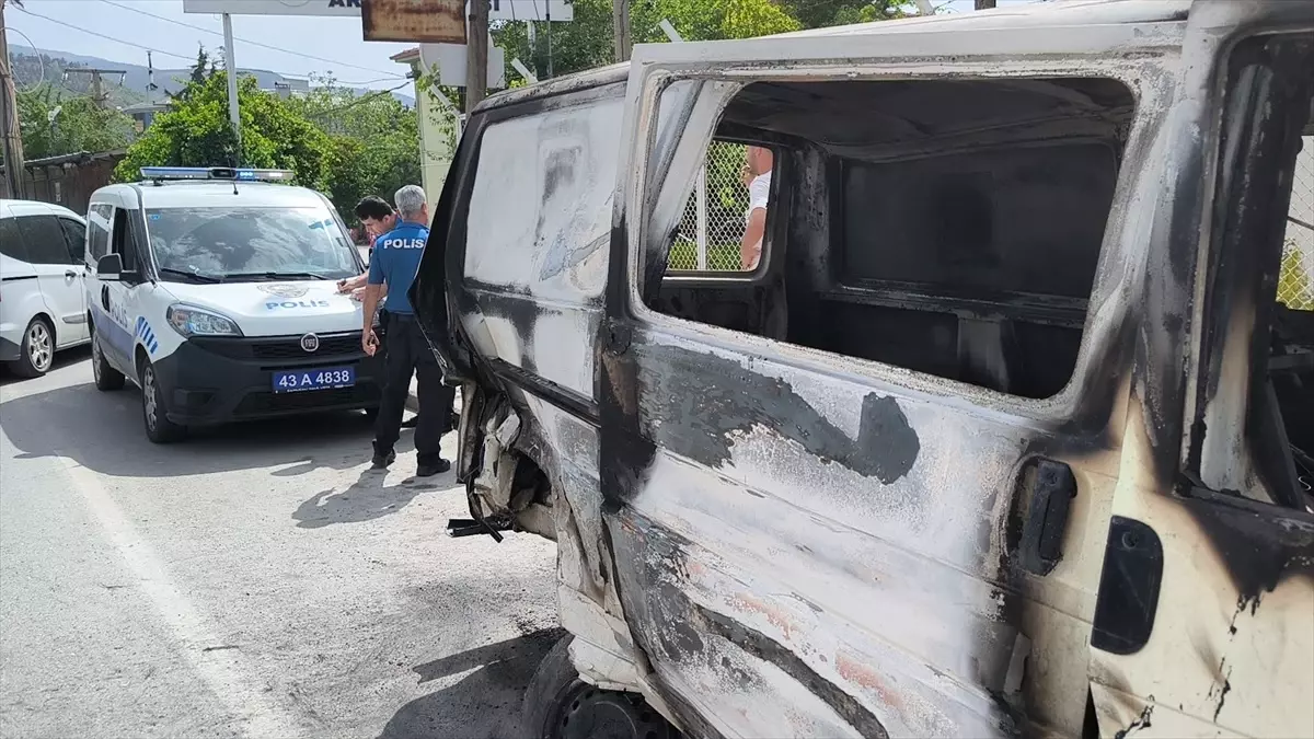 Kütahya'da Çocuklar Tarafından Tutuşturulan Kağıt Parçasıyla Minibüs Yakıldı