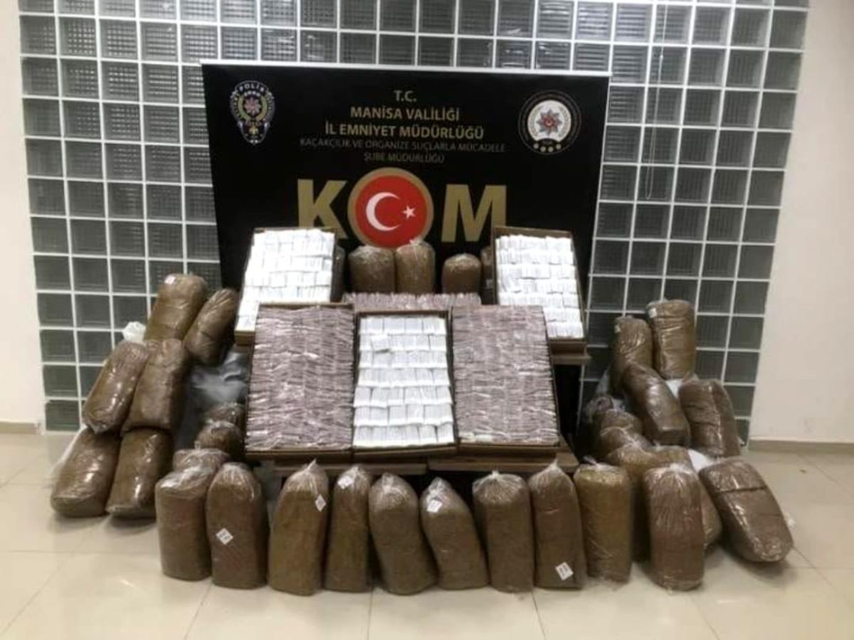 Manisa\'da yapılan operasyonda çok sayıda bandrolsüz tütün ve gümrük kaçağı sigara ele geçirildi