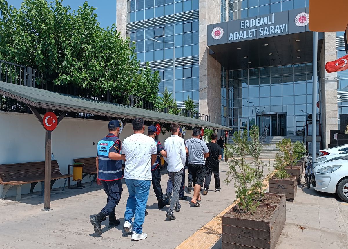 Mersin ve İstanbul\'da Göçmen Kaçakçılığı Operasyonu: 5 Şüpheli Gözaltına Alındı