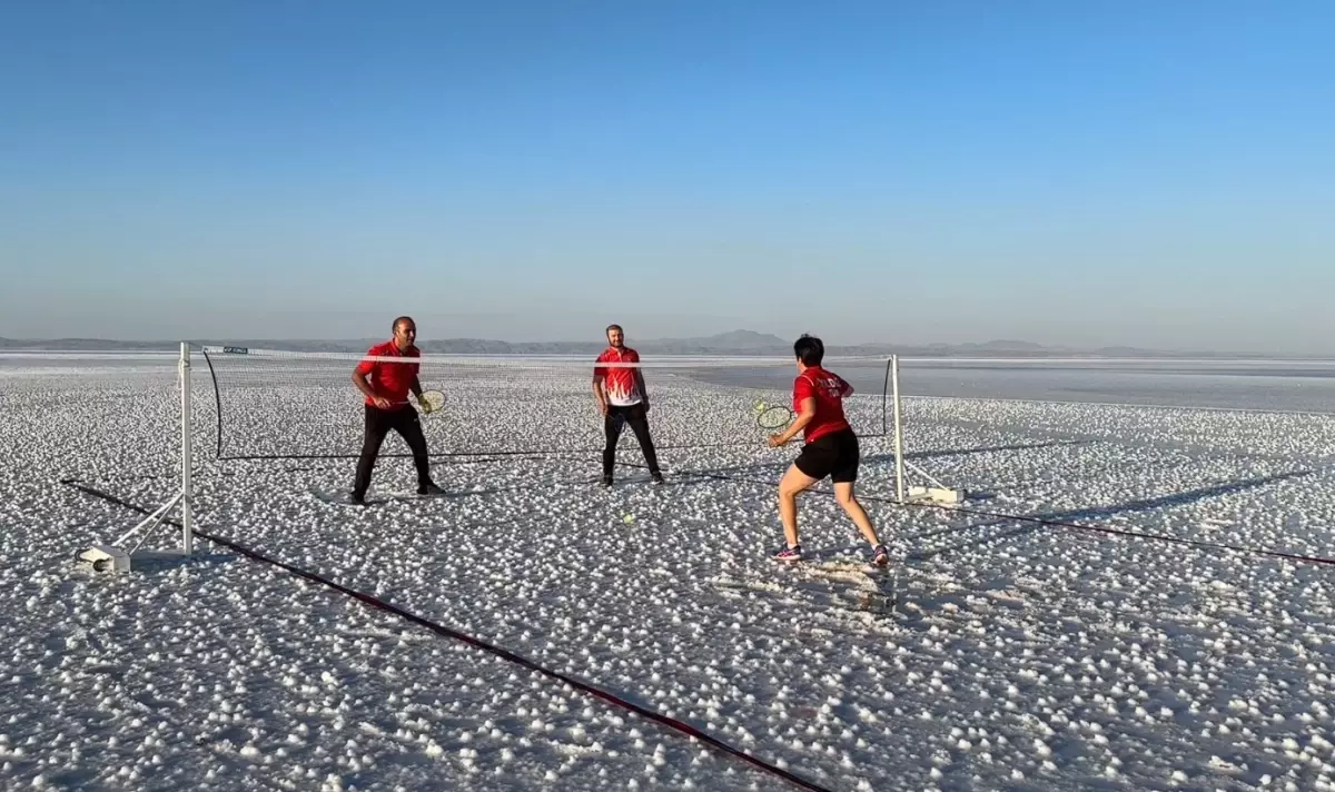 Milli sporcu Halime Yıldız, Tuz Gölü\'nde badminton oynadı