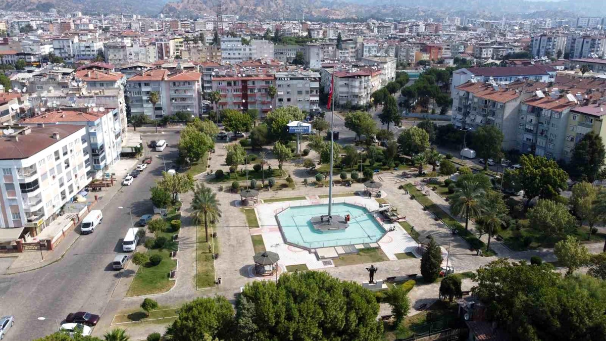 Nazilli Belediyesi Cumhuriyet Parkı\'nda Temizlik Çalışması Başlattı