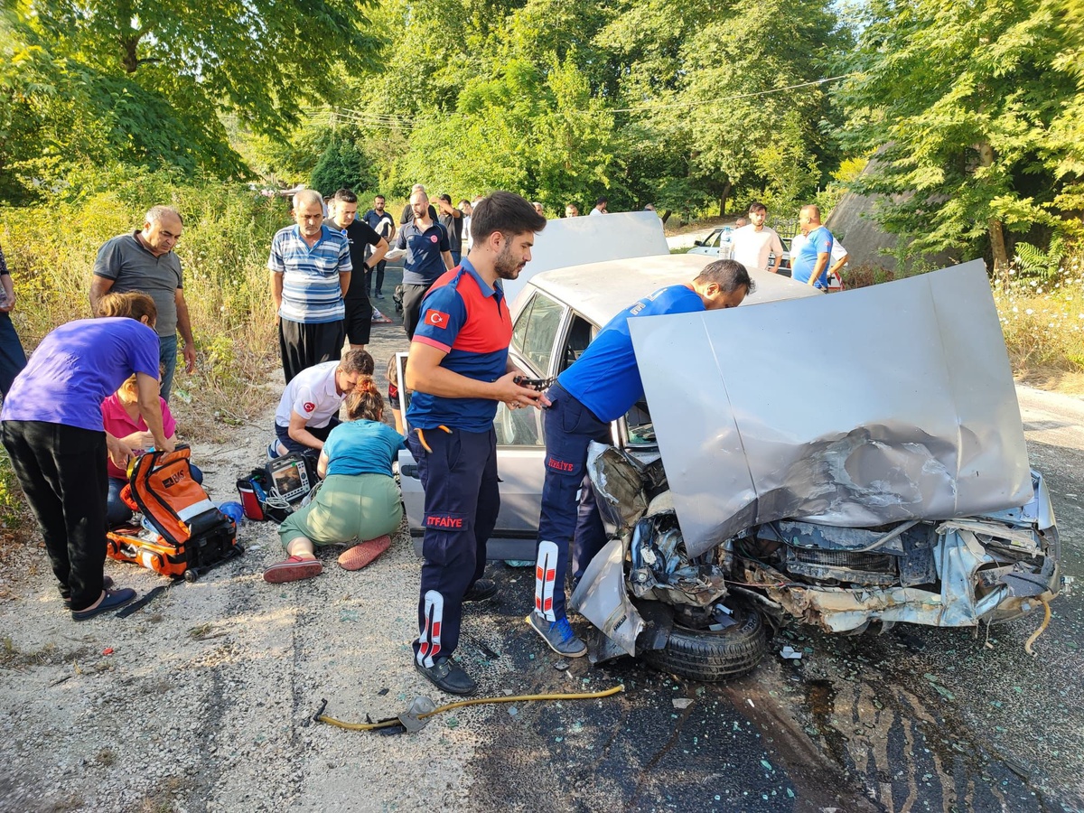 Kadirli\'de otomobil ile minibüs çarpıştı: 1 ölü, 2 yaralı