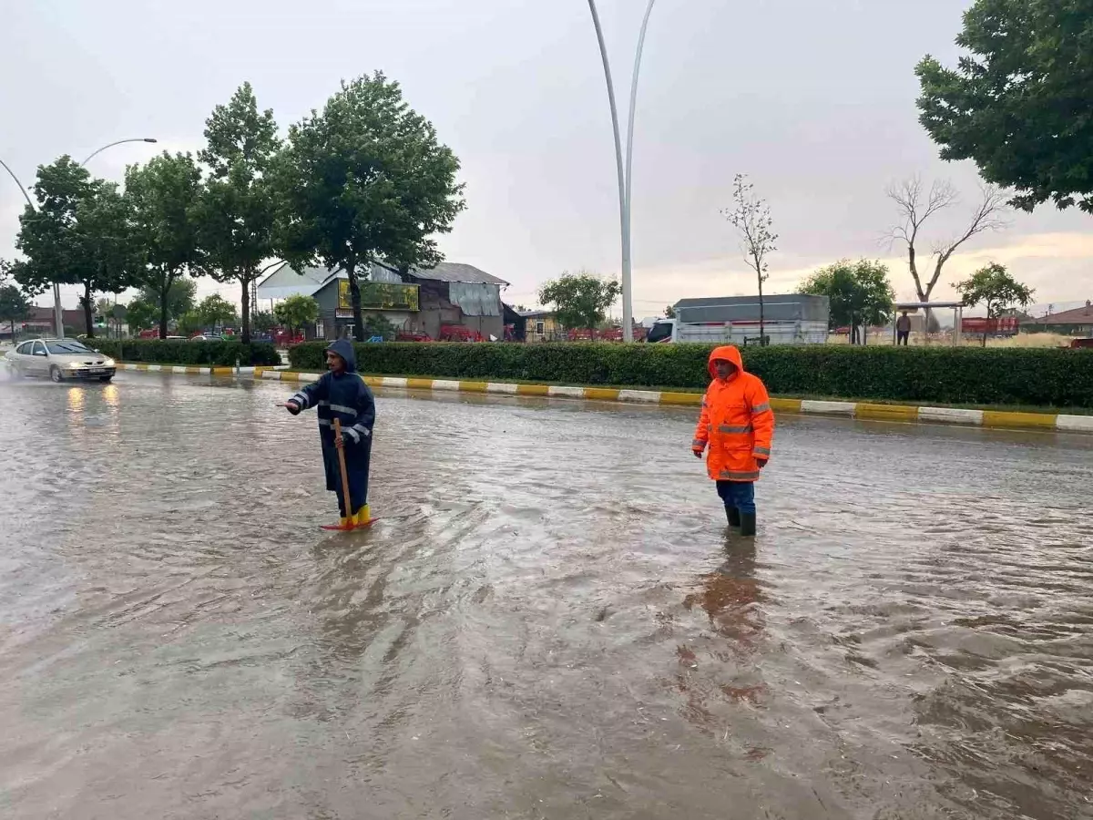 Çorum\'da Sağanak Yağış ve Dolu Hayatı Olumsuz Etkiledi